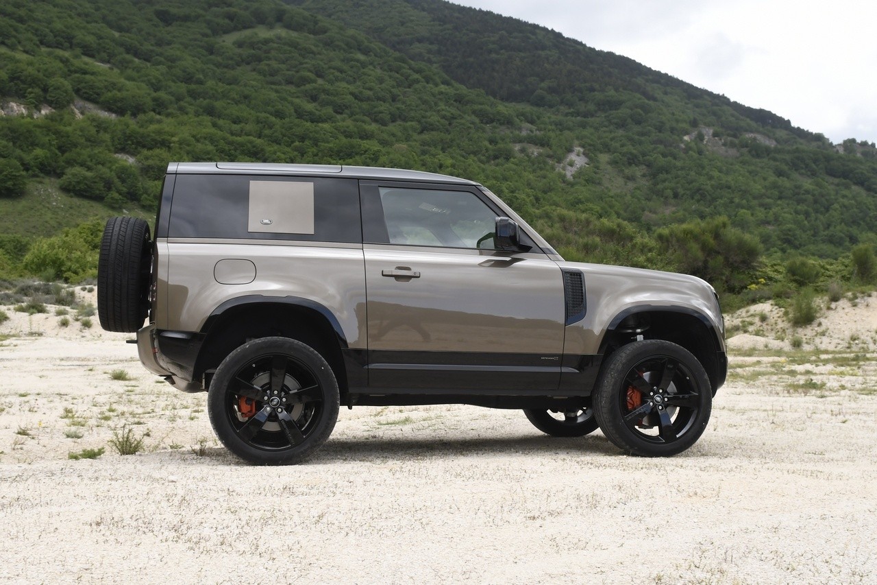 Land Rover Defender 90 P400 MHEV: la prova su strada e in off-road