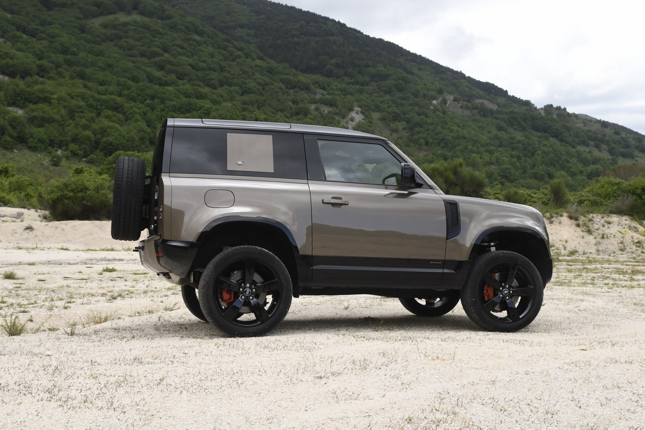 Land Rover Defender 90 P400 MHEV: la prova su strada e in off-road