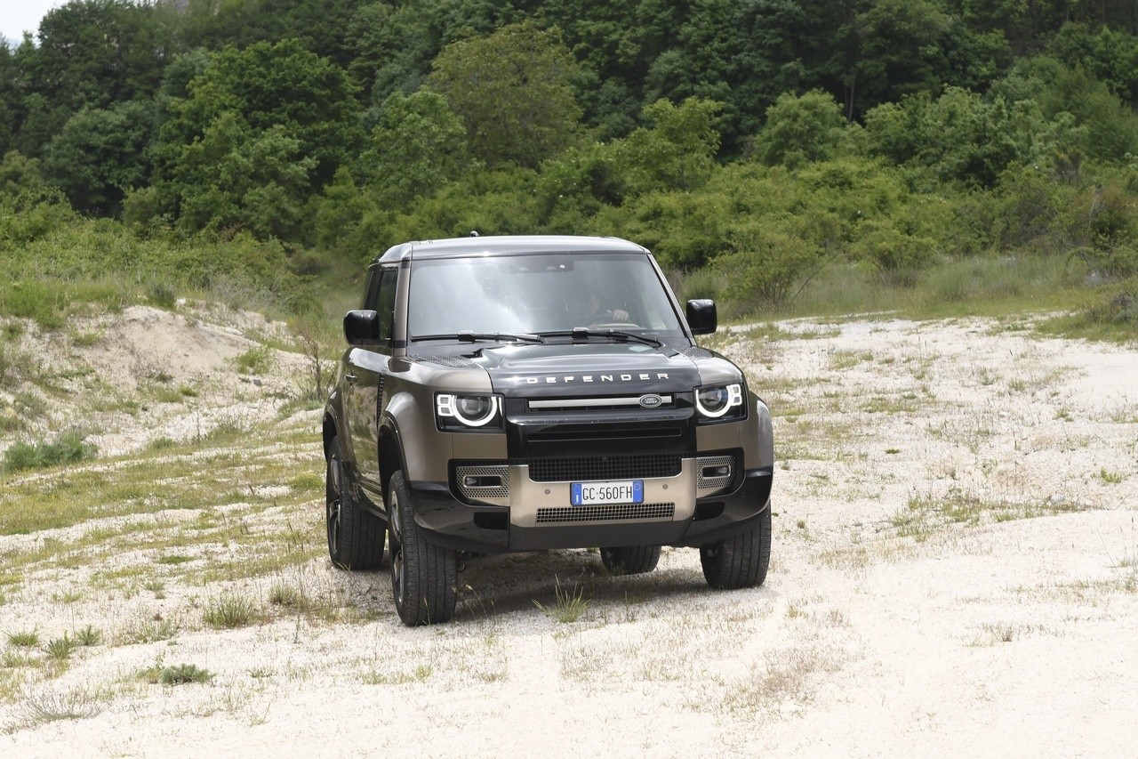 Land Rover Defender 90 P400 MHEV: la prova su strada e in off-road