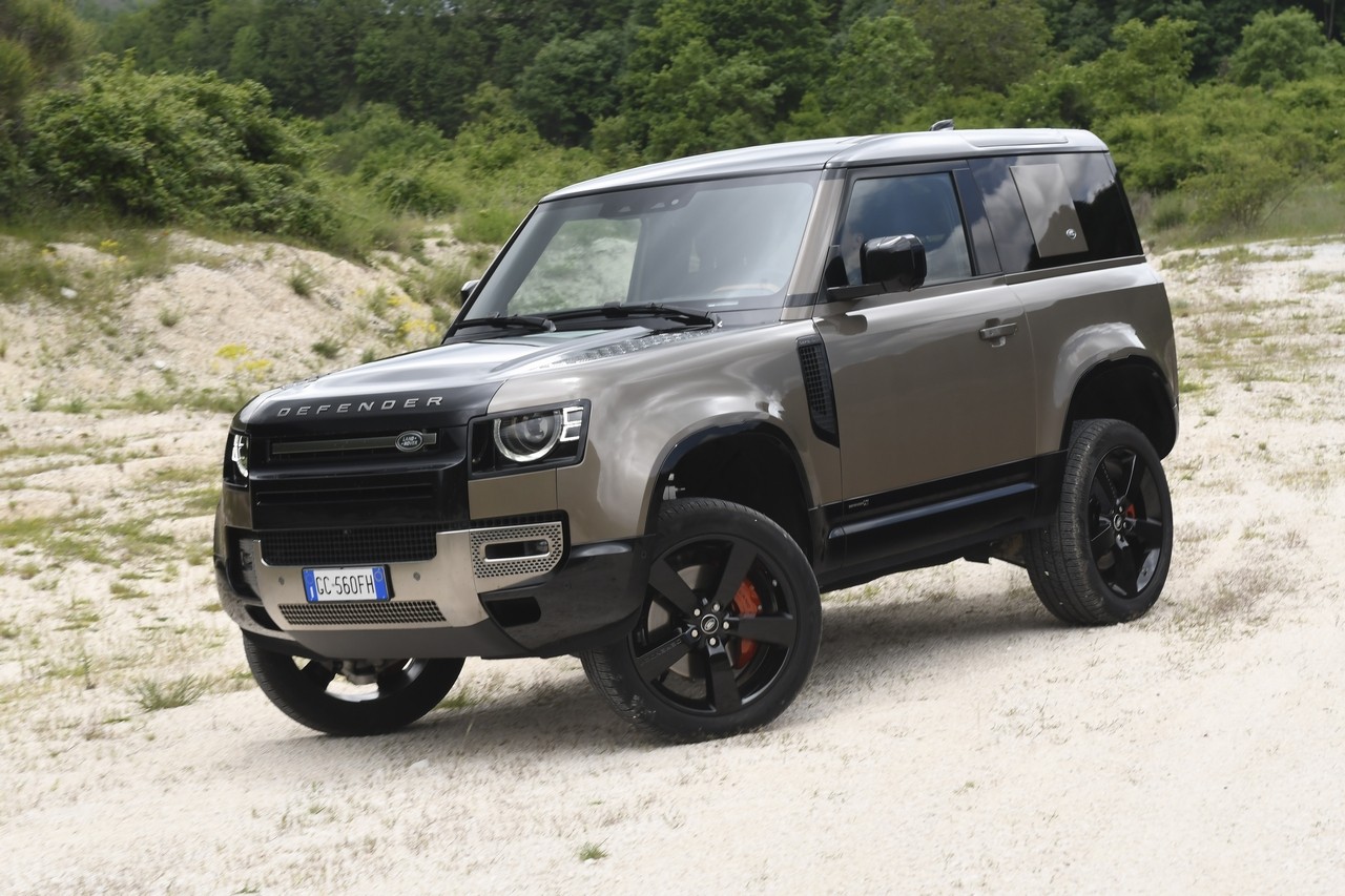 Land Rover Defender 90 P400 MHEV: la prova su strada e in off-road