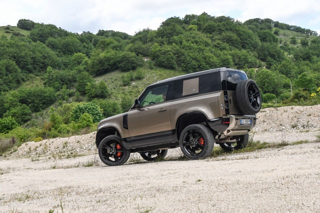 Land Rover Defender 90 P400 MHEV: la prova su strada e in off-road