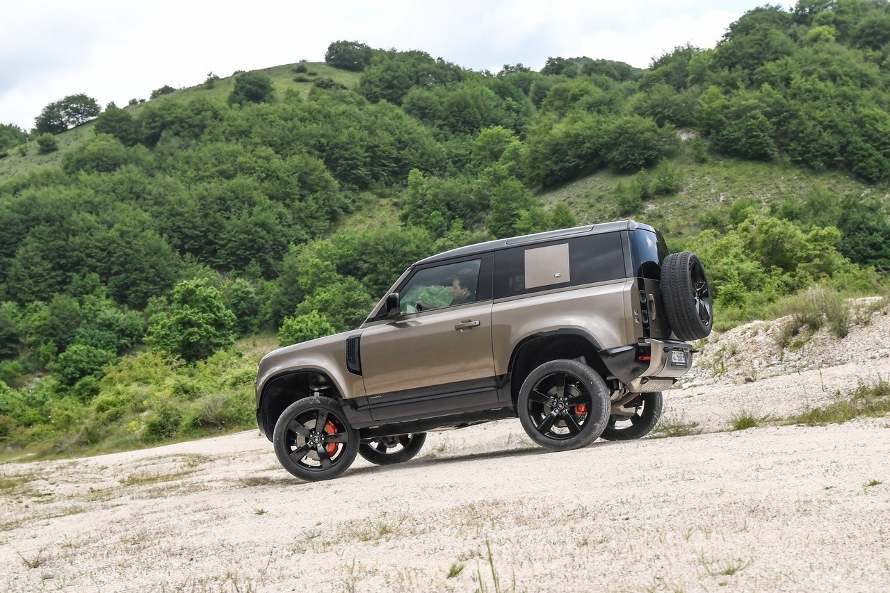 Land Rover Defender 90 P400 MHEV: la prova su strada e in off-road