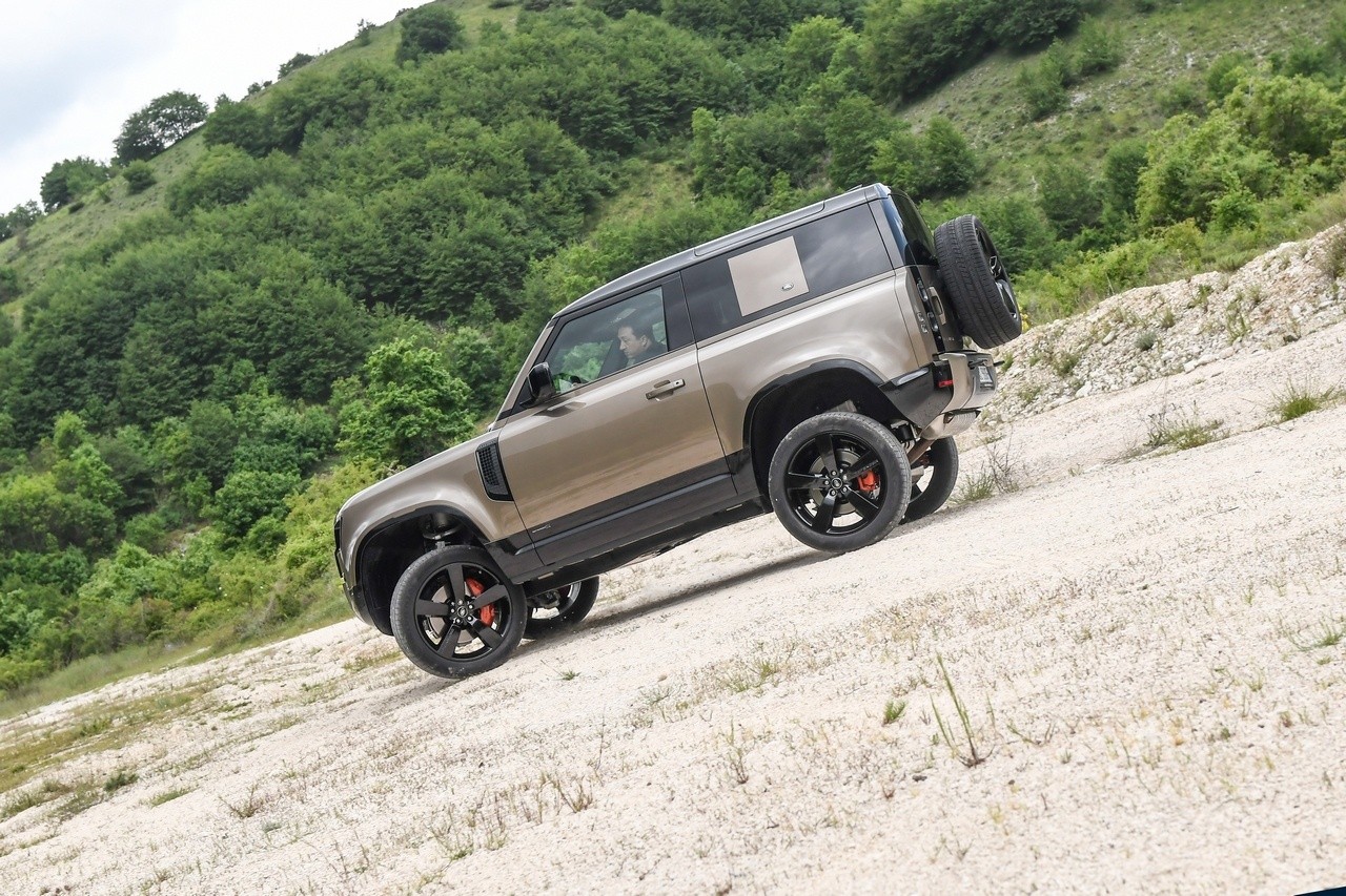 Land Rover Defender 90 P400 MHEV: la prova su strada e in off-road