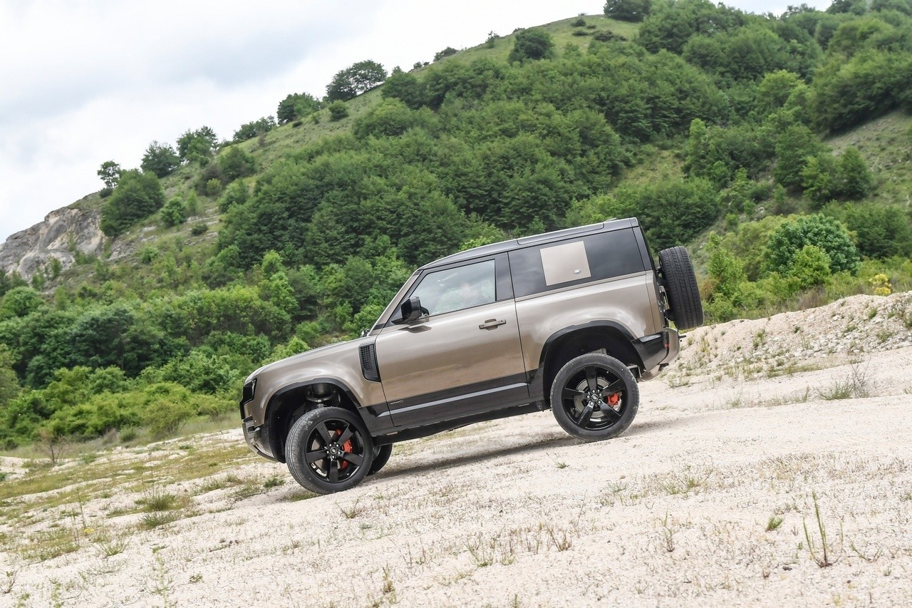 Land Rover Defender 90 P400 MHEV: la prova su strada e in off-road