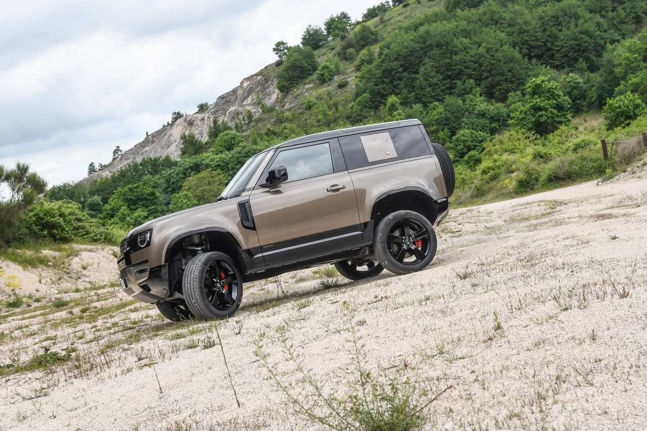 Land Rover Defender 90 P400 MHEV: la prova su strada e in off-road