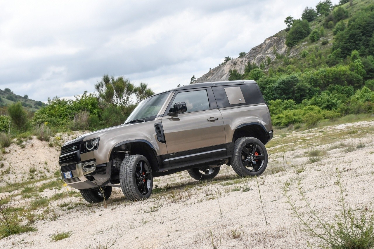 Land Rover Defender 90 P400 MHEV: la prova su strada e in off-road