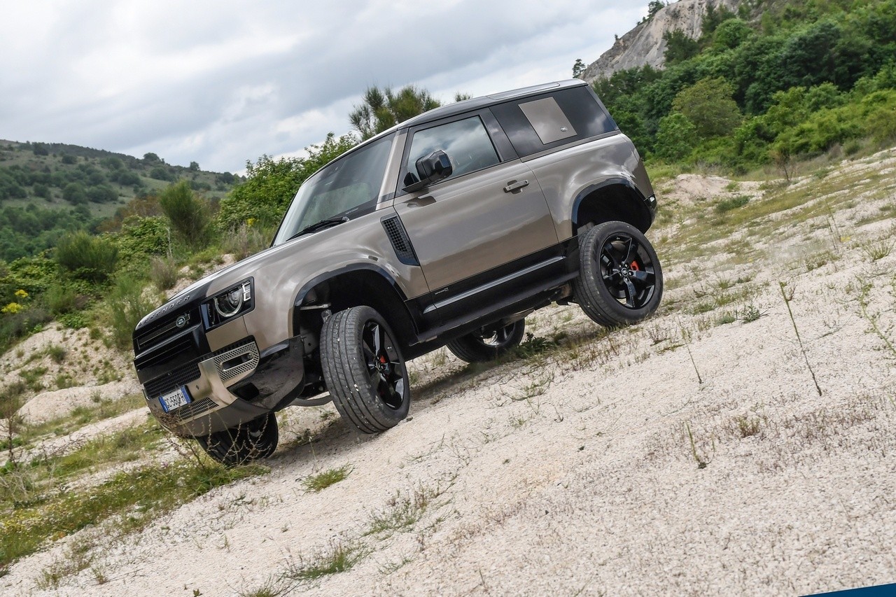 Land Rover Defender 90 P400 MHEV: la prova su strada e in off-road