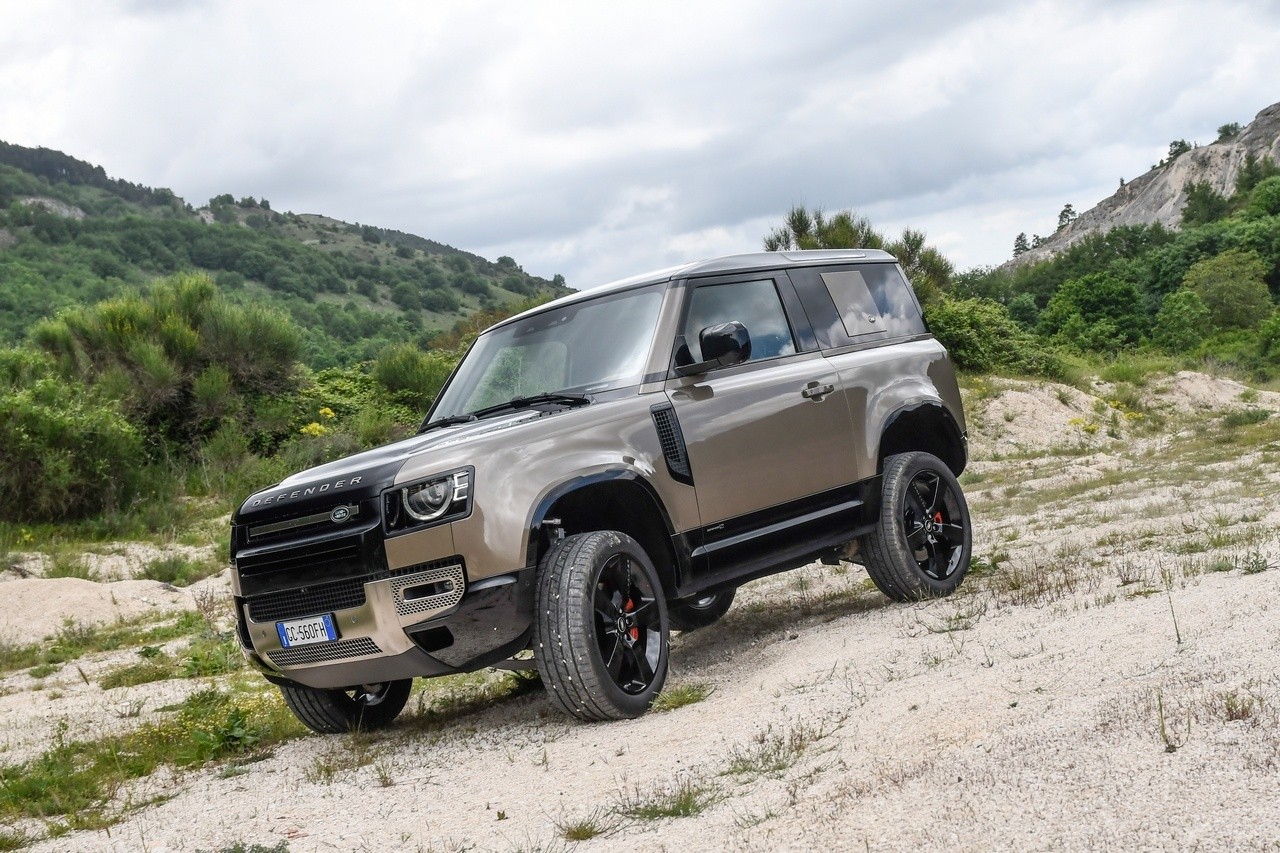 Land Rover Defender 90 P400 MHEV: la prova su strada e in off-road