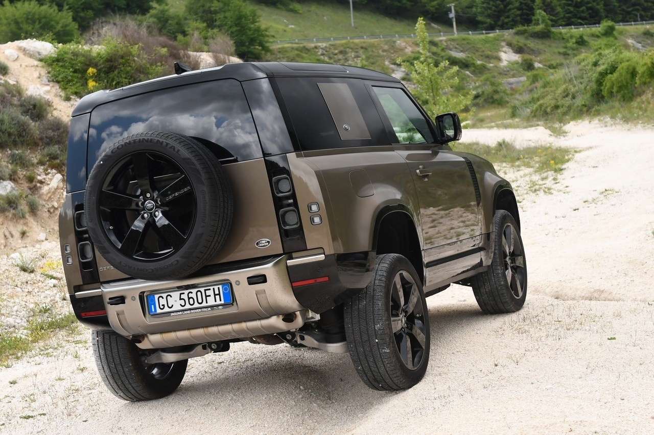 Land Rover Defender 90 P400 MHEV: la prova su strada e in off-road