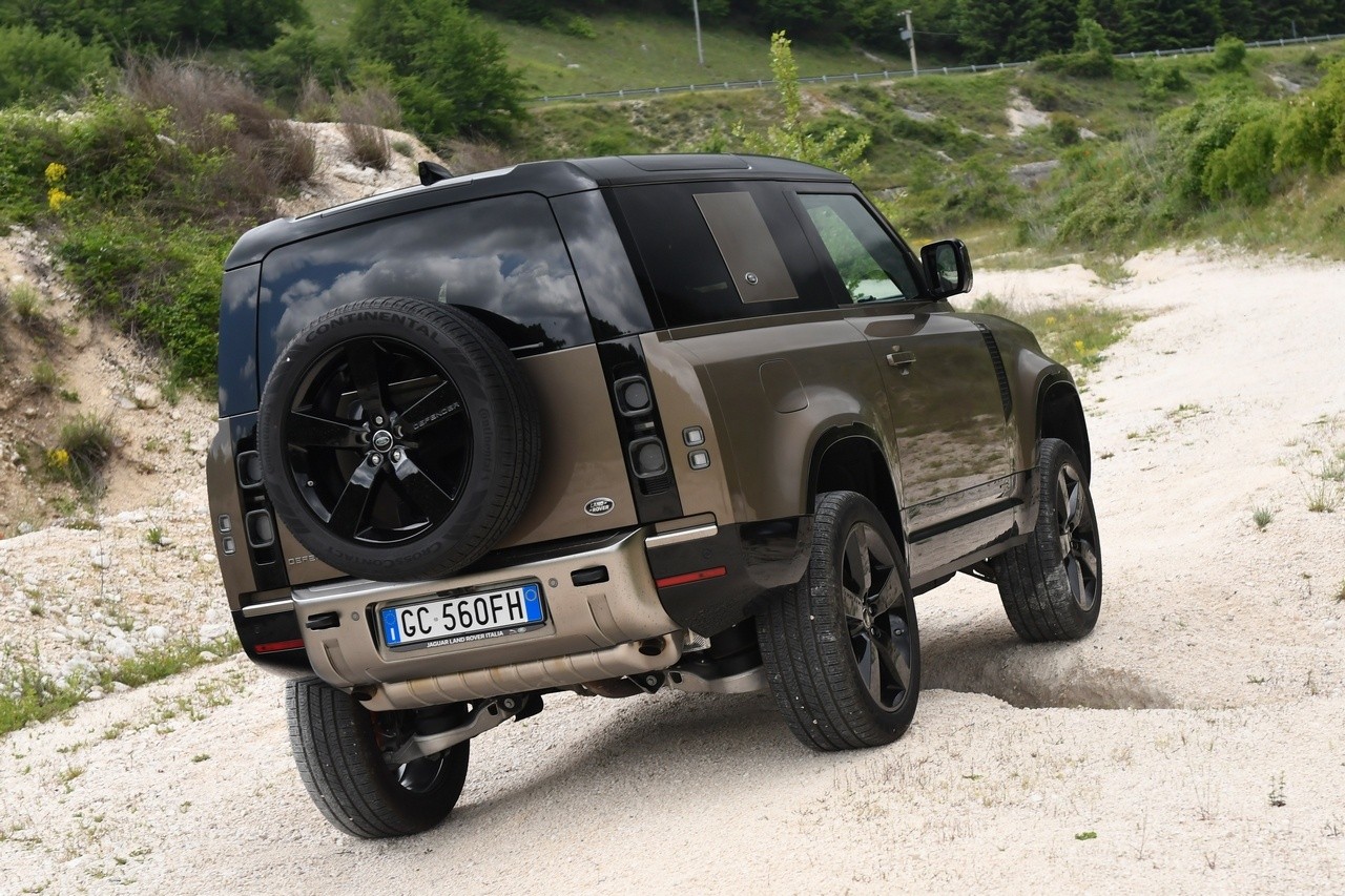 Land Rover Defender 90 P400 MHEV: la prova su strada e in off-road