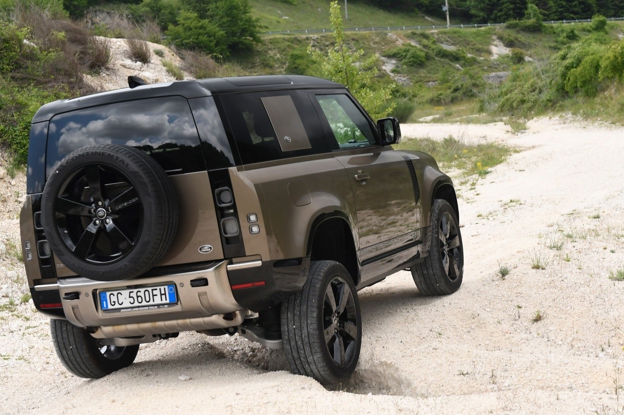 Land Rover Defender 90 P400 MHEV: la prova su strada e in off-road