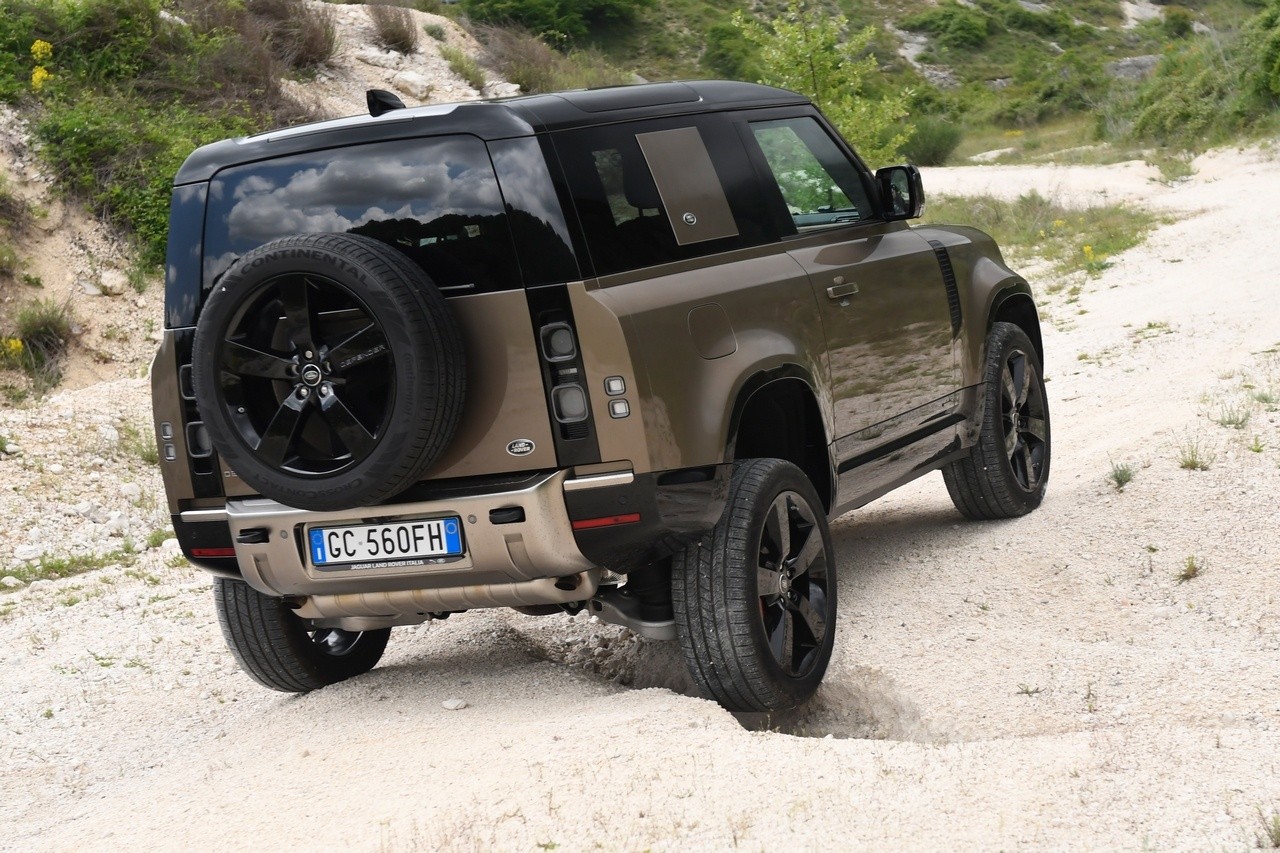 Land Rover Defender 90 P400 MHEV: la prova su strada e in off-road