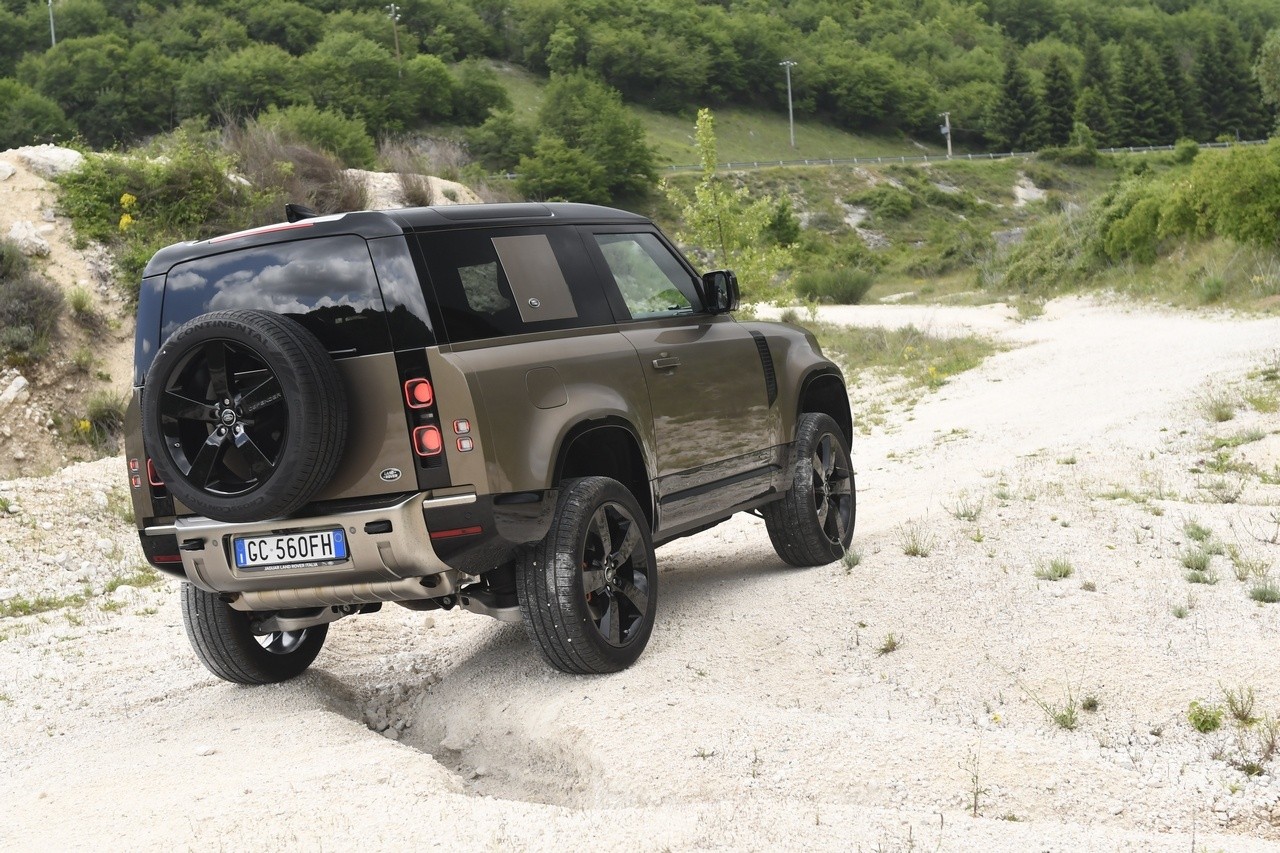 Land Rover Defender 90 P400 MHEV: la prova su strada e in off-road