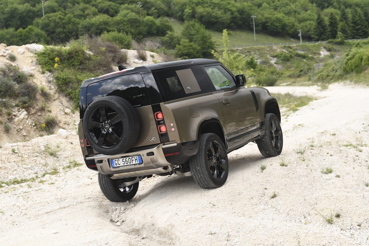 Land Rover Defender 90 P400 MHEV: la prova su strada e in off-road