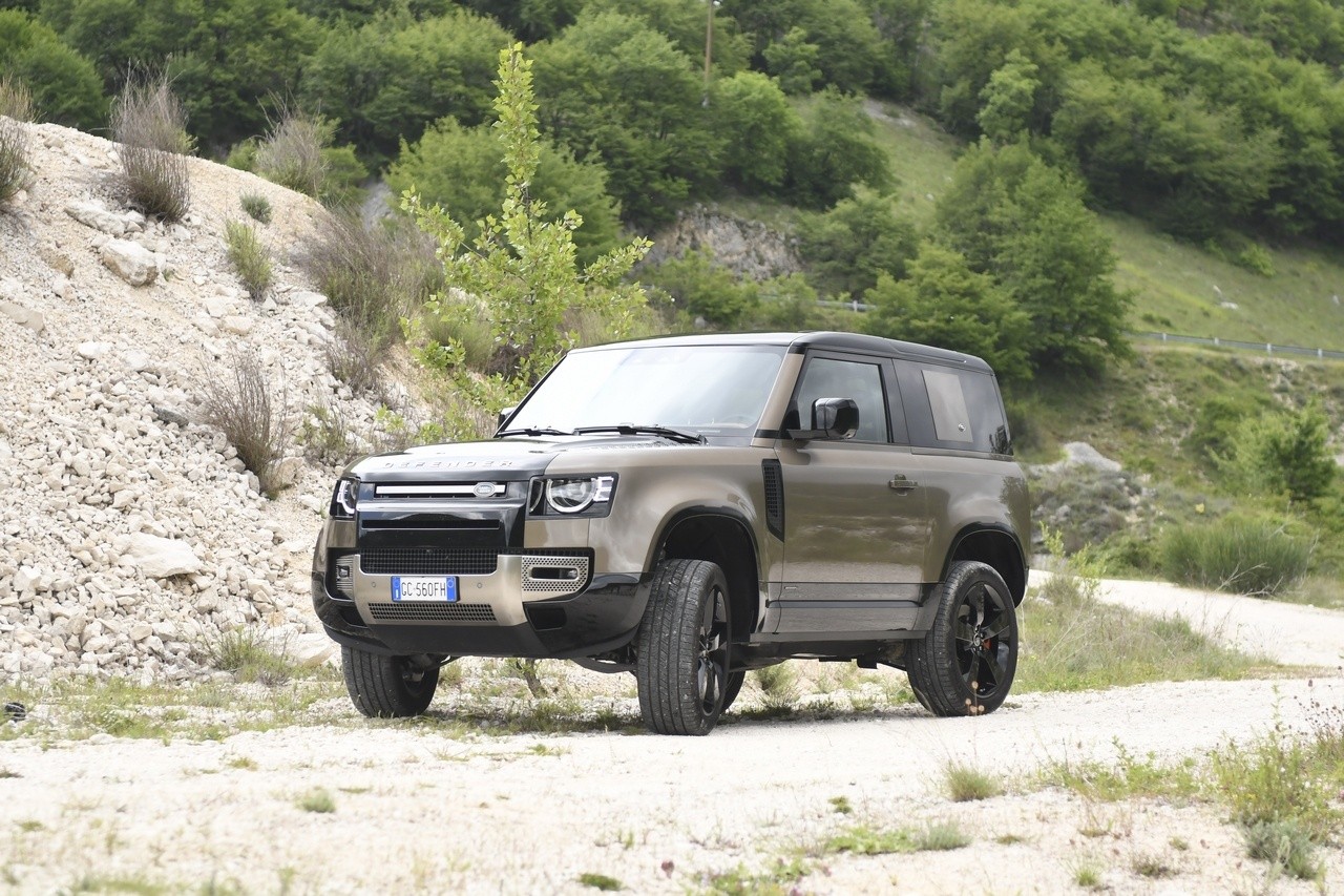 Land Rover Defender 90 P400 MHEV: la prova su strada e in off-road