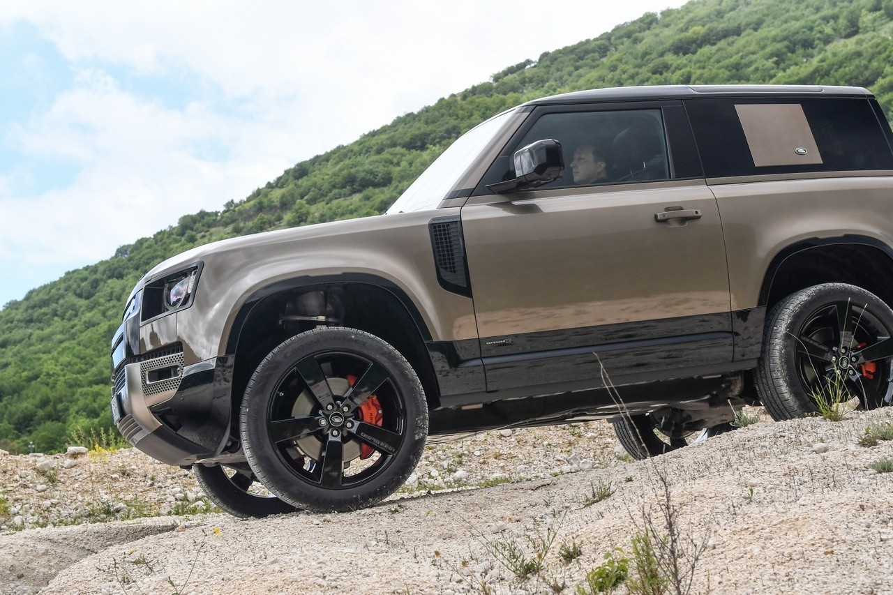 Land Rover Defender 90 P400 MHEV: la prova su strada e in off-road