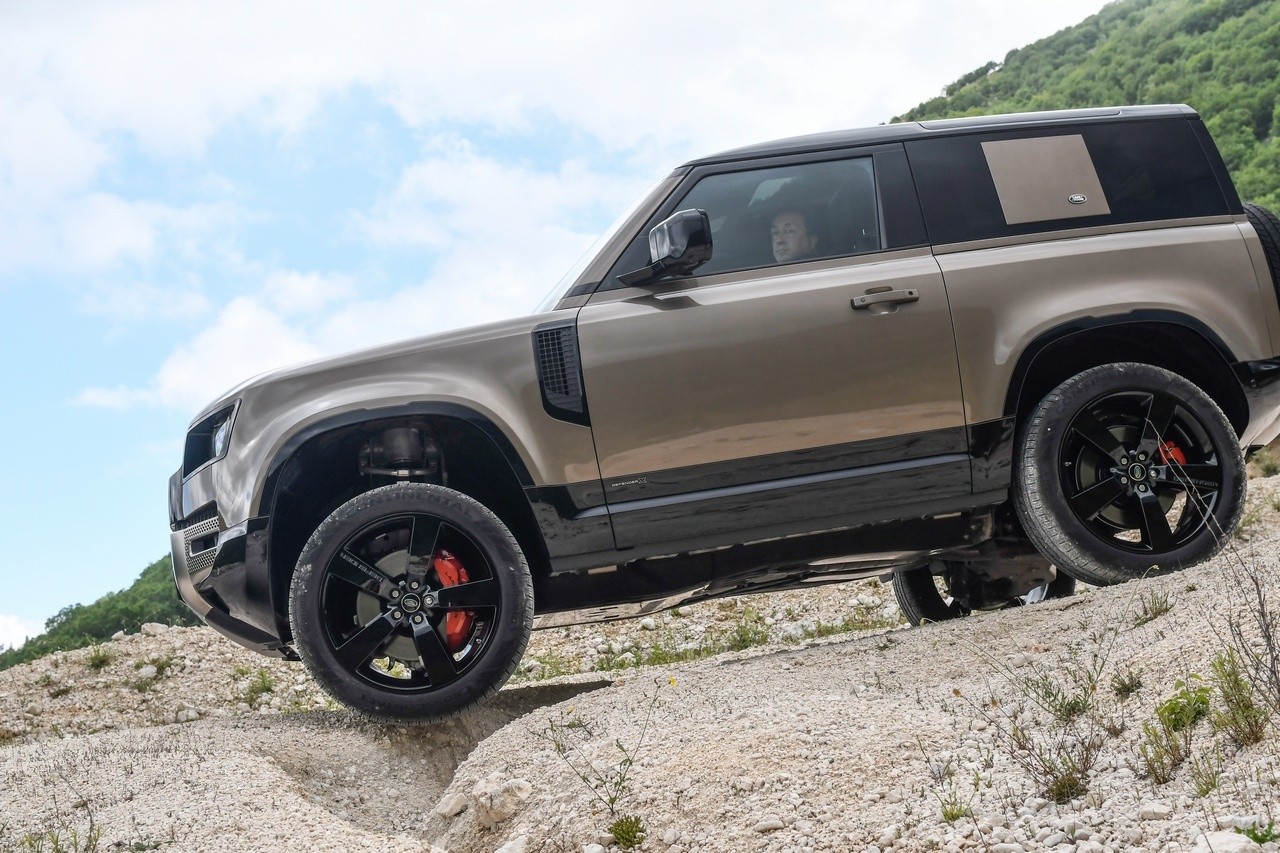 Land Rover Defender 90 P400 MHEV: la prova su strada e in off-road