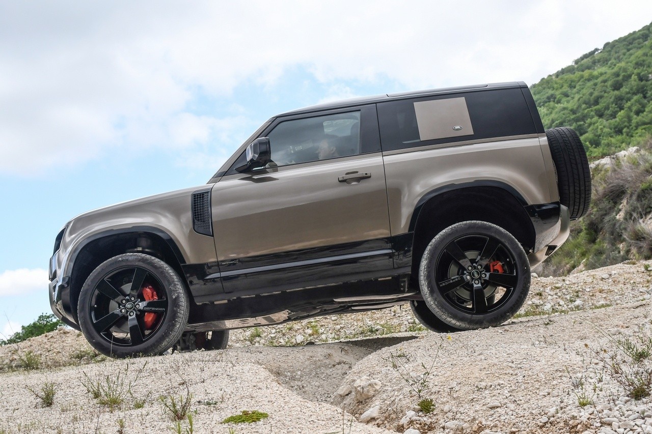 Land Rover Defender 90 P400 MHEV: la prova su strada e in off-road