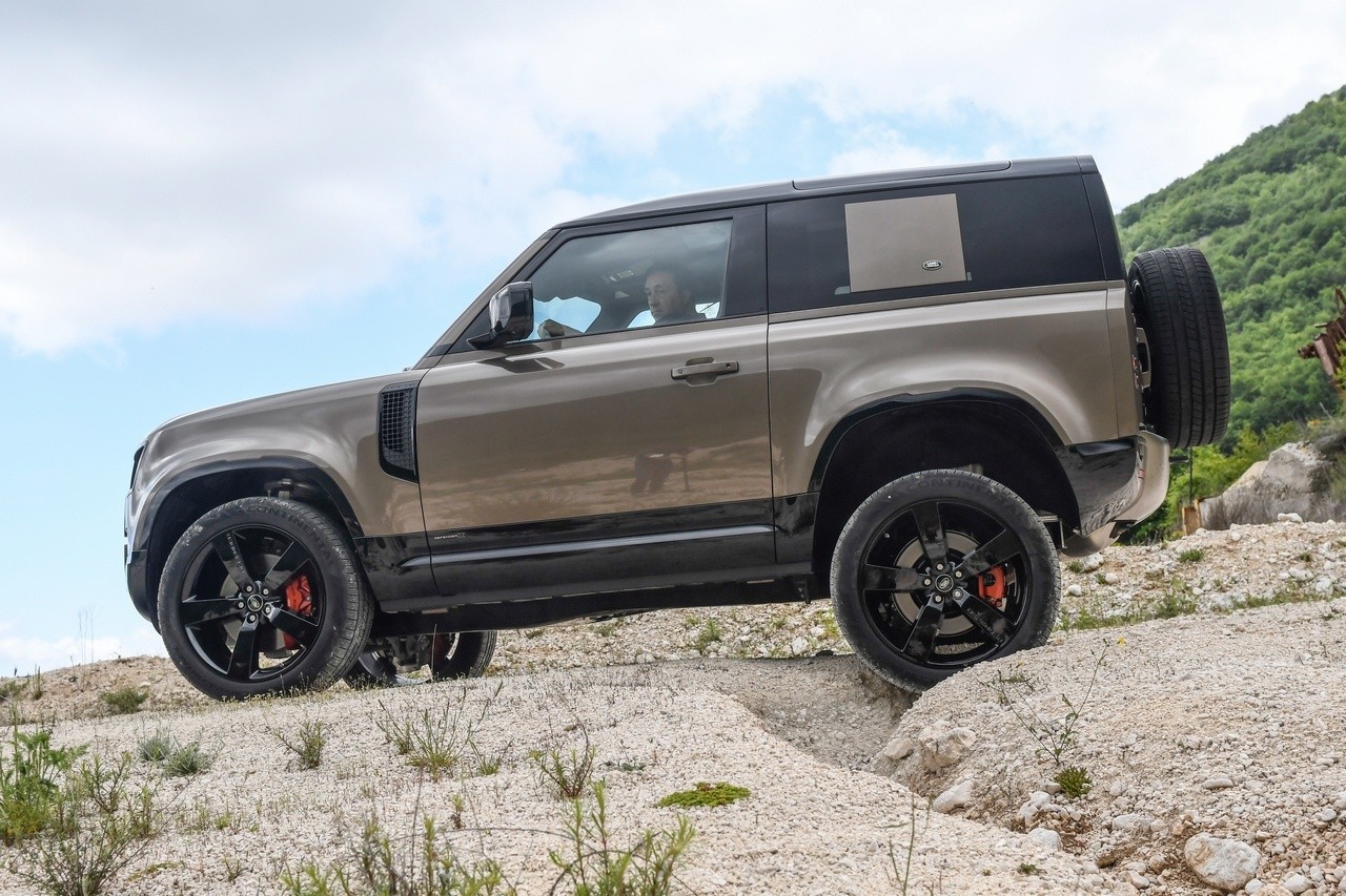 Land Rover Defender 90 P400 MHEV: la prova su strada e in off-road