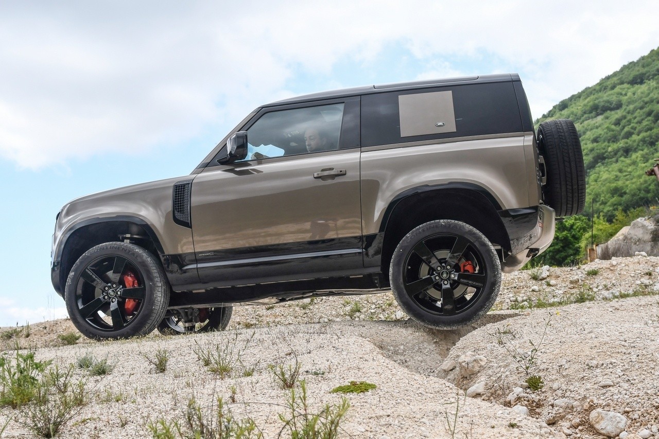 Land Rover Defender 90 P400 MHEV: la prova su strada e in off-road