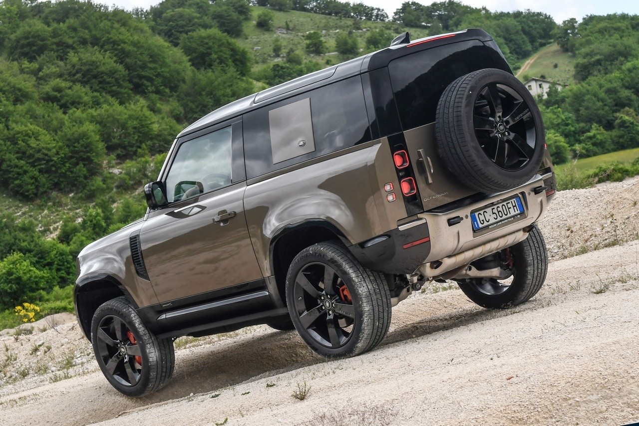 Land Rover Defender 90 P400 MHEV: la prova su strada e in off-road