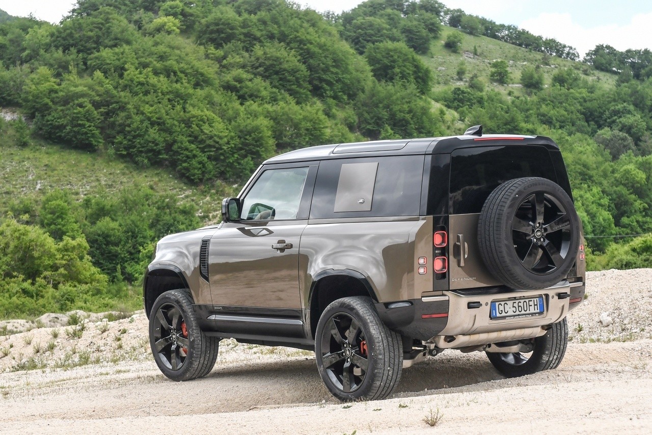 Land Rover Defender 90 P400 MHEV: la prova su strada e in off-road