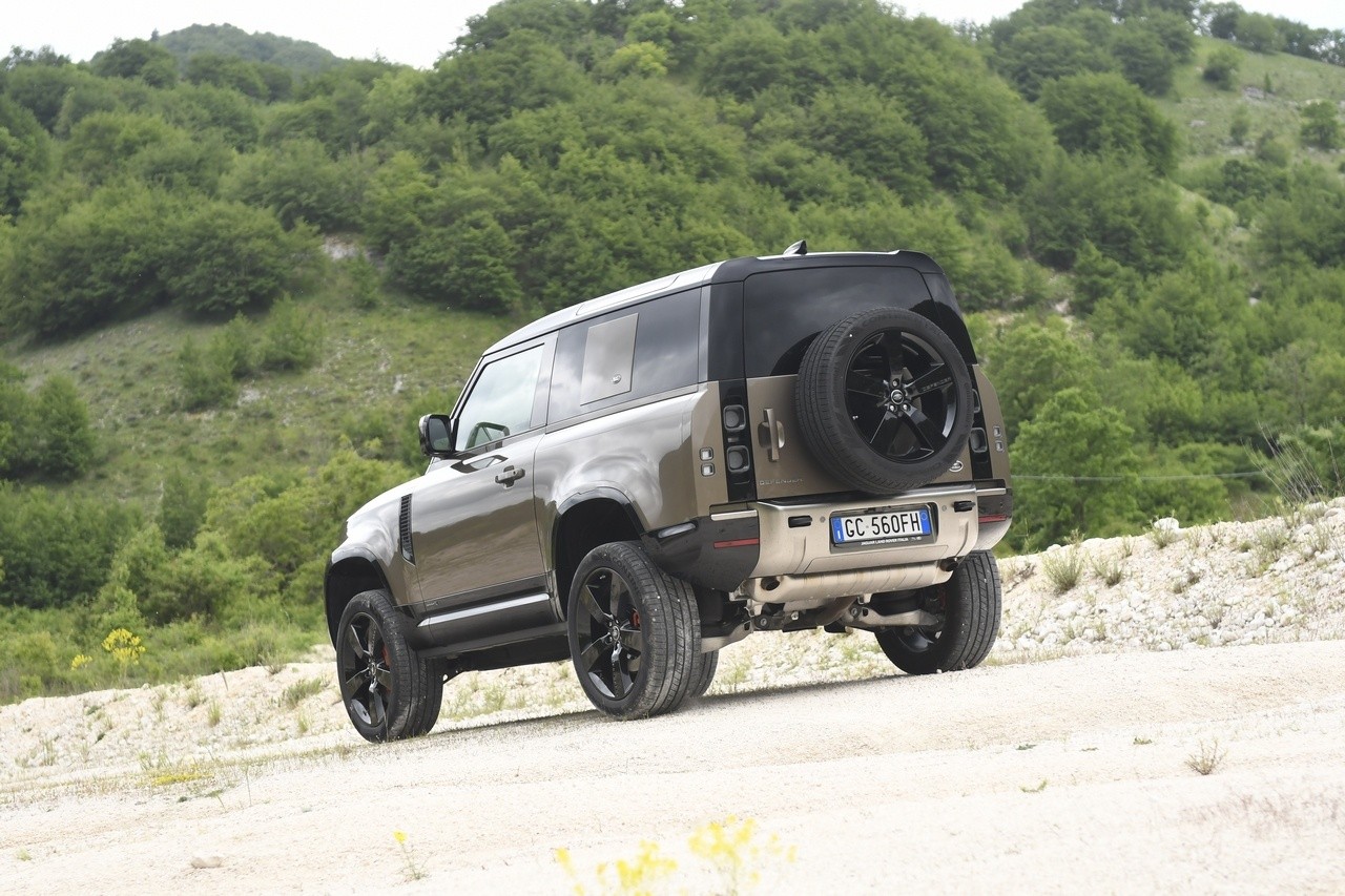 Land Rover Defender 90 P400 MHEV: la prova su strada e in off-road