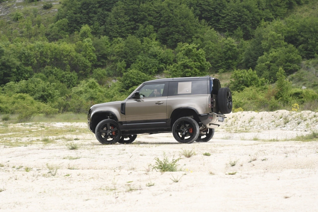 Land Rover Defender 90 P400 MHEV: la prova su strada e in off-road