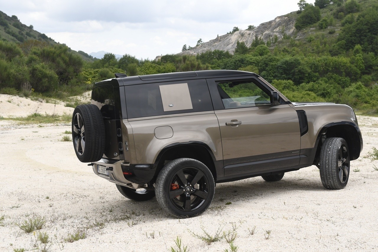 Land Rover Defender 90 P400 MHEV: la prova su strada e in off-road