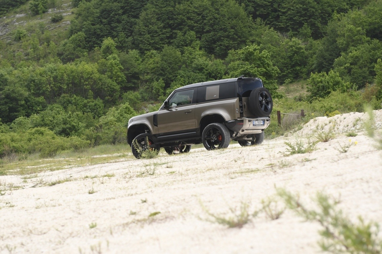 Land Rover Defender 90 P400 MHEV: la prova su strada e in off-road