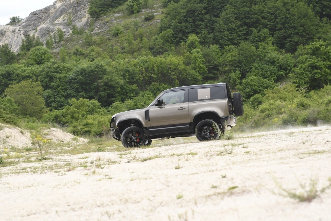 Land Rover Defender 90 P400 MHEV: la prova su strada e in off-road