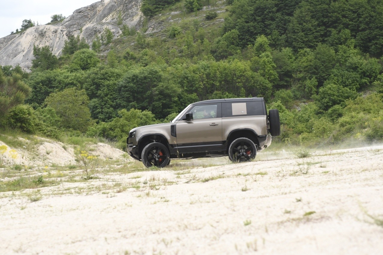 Land Rover Defender 90 P400 MHEV: la prova su strada e in off-road