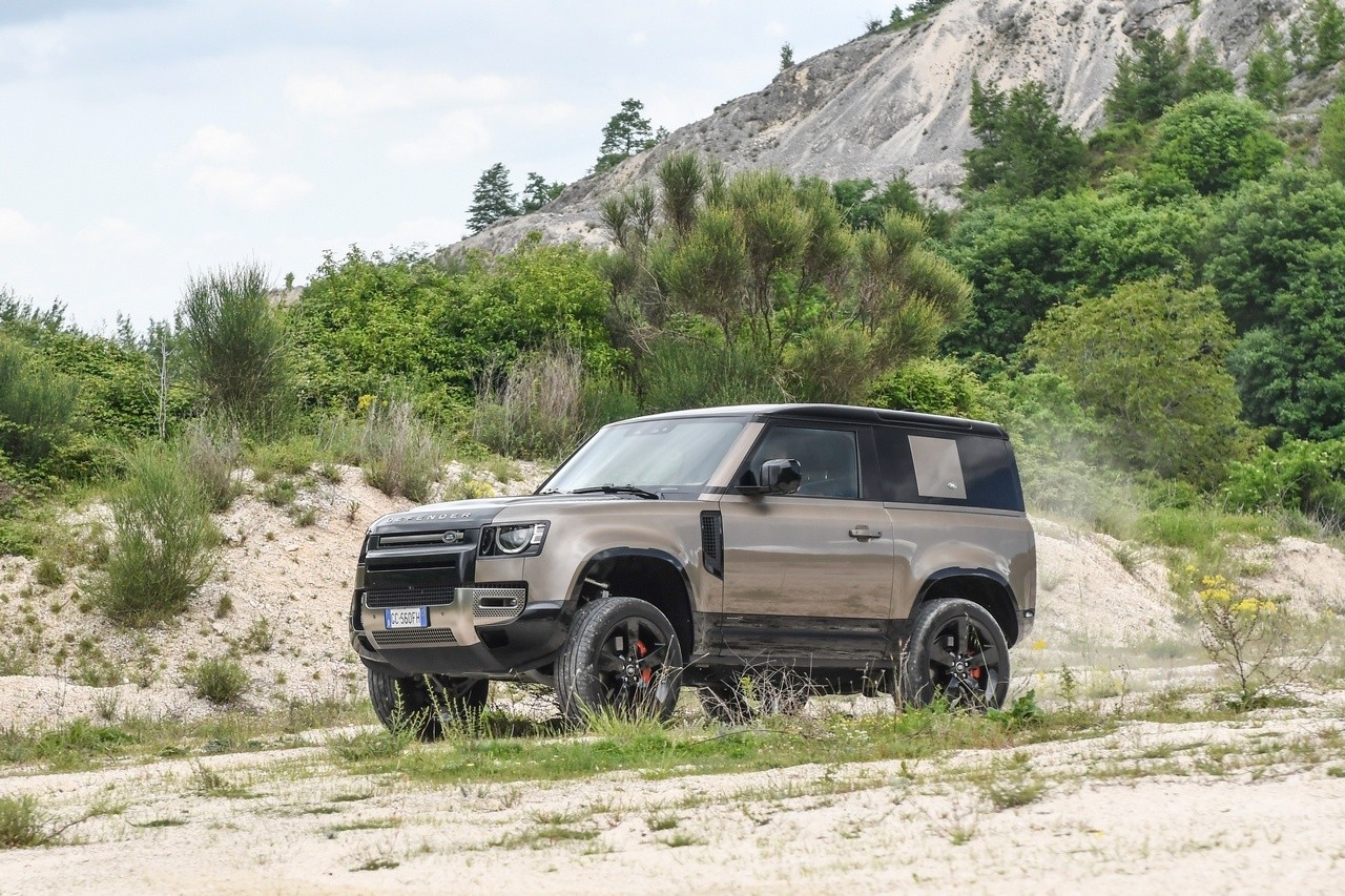 Land Rover Defender 90 P400 MHEV: la prova su strada e in off-road