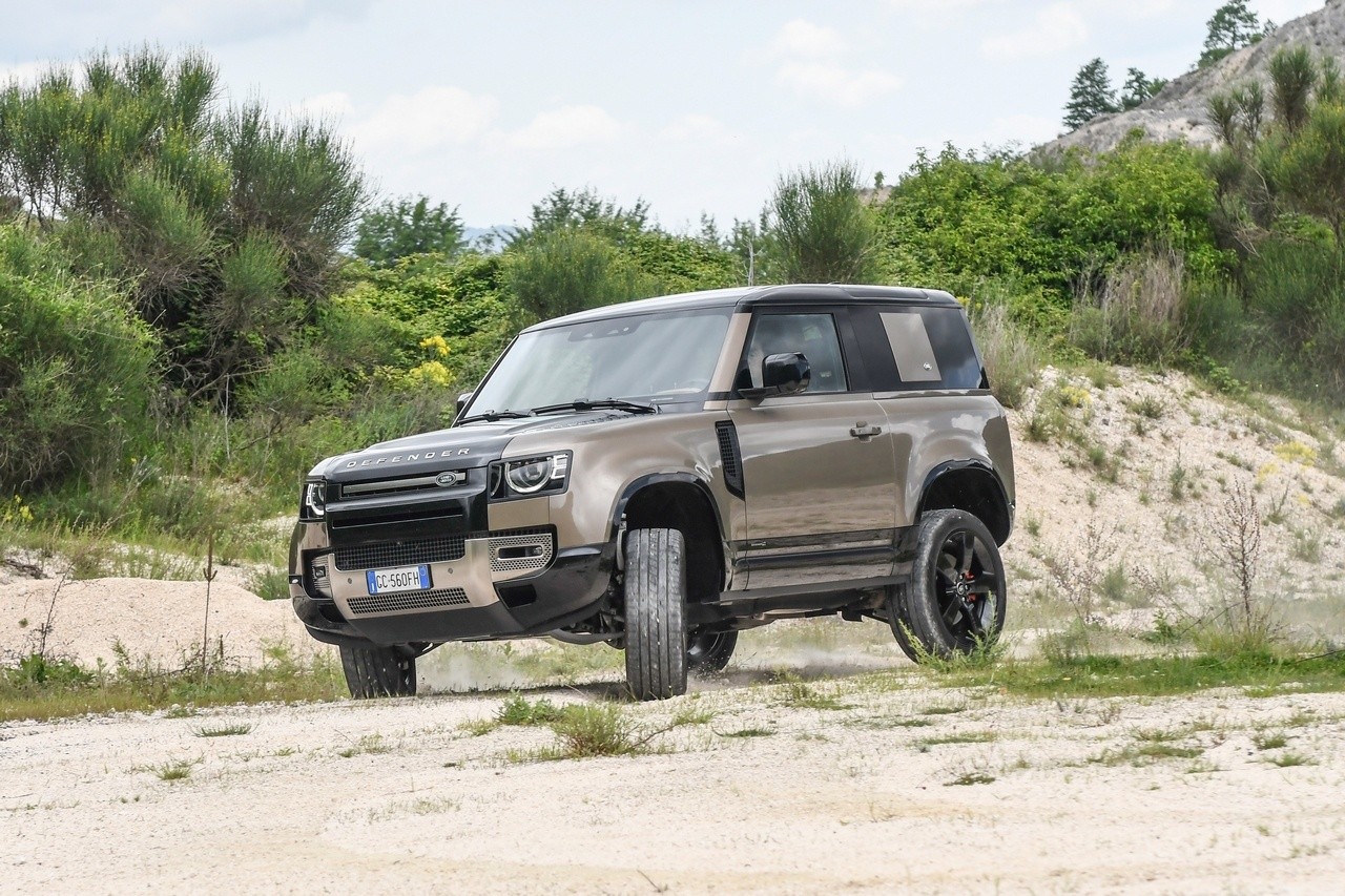 Land Rover Defender 90 P400 MHEV: la prova su strada e in off-road