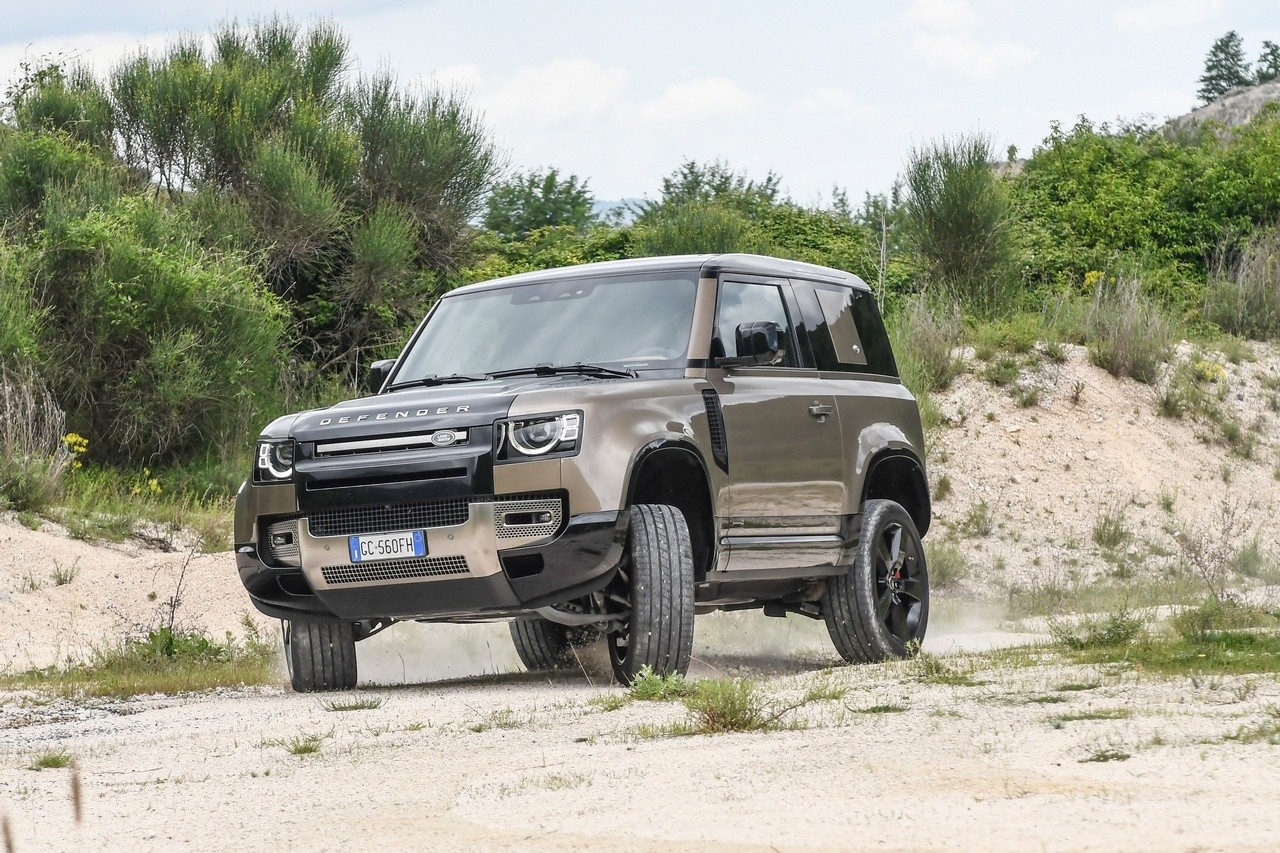 Land Rover Defender 90 P400 MHEV: la prova su strada e in off-road