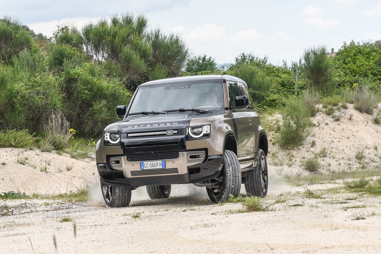 Land Rover Defender 90 P400 MHEV: la prova su strada e in off-road