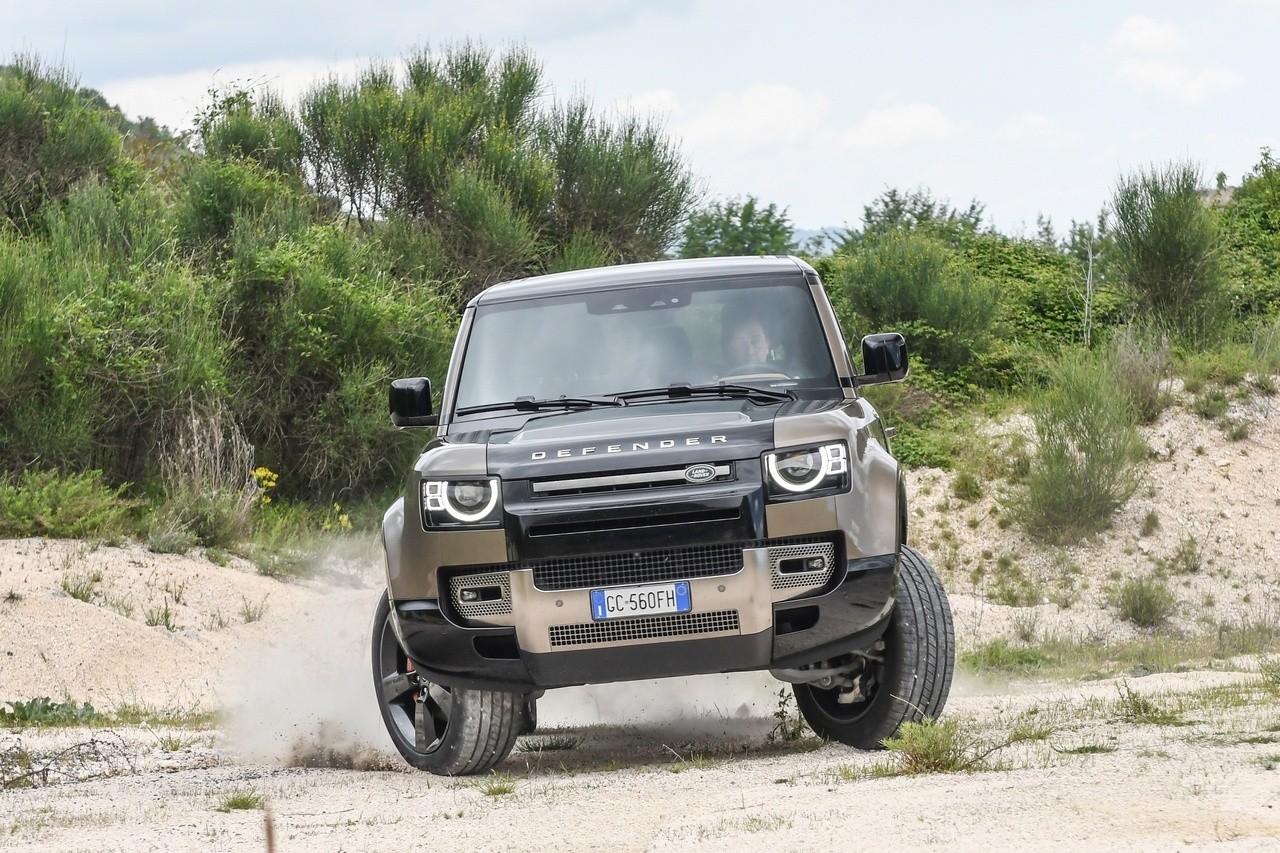 Land Rover Defender 90 P400 MHEV: la prova su strada e in off-road