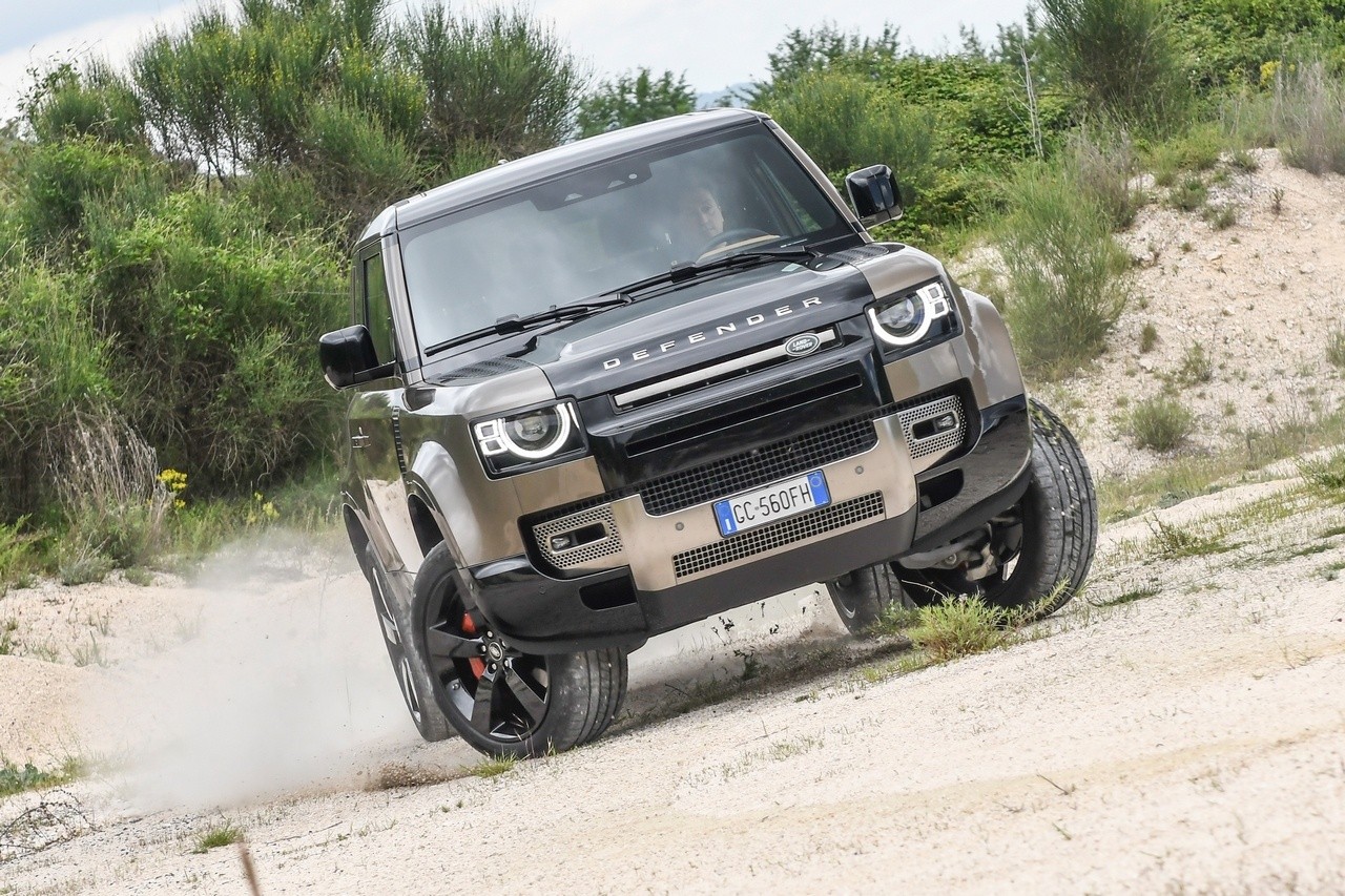 Land Rover Defender 90 P400 MHEV: la prova su strada e in off-road