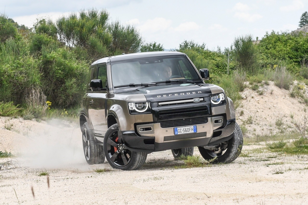 Land Rover Defender 90 P400 MHEV: la prova su strada e in off-road