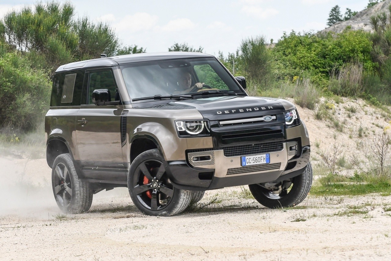 Land Rover Defender 90 P400 MHEV: la prova su strada e in off-road