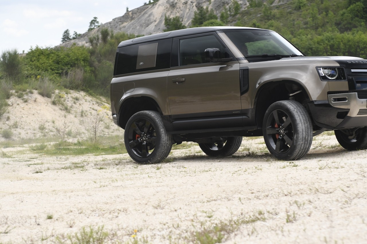 Land Rover Defender 90 P400 MHEV: la prova su strada e in off-road