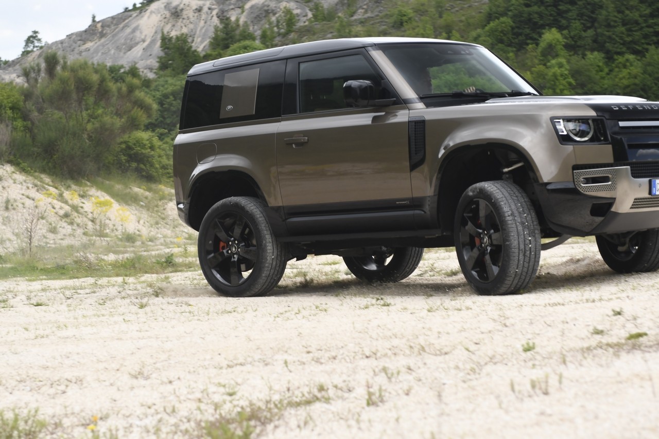 Land Rover Defender 90 P400 MHEV: la prova su strada e in off-road