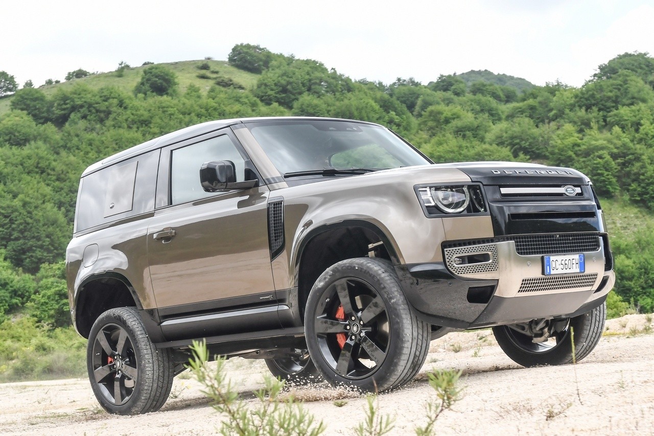 Land Rover Defender 90 P400 MHEV: la prova su strada e in off-road