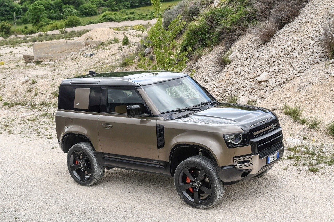 Land Rover Defender 90 P400 MHEV: la prova su strada e in off-road