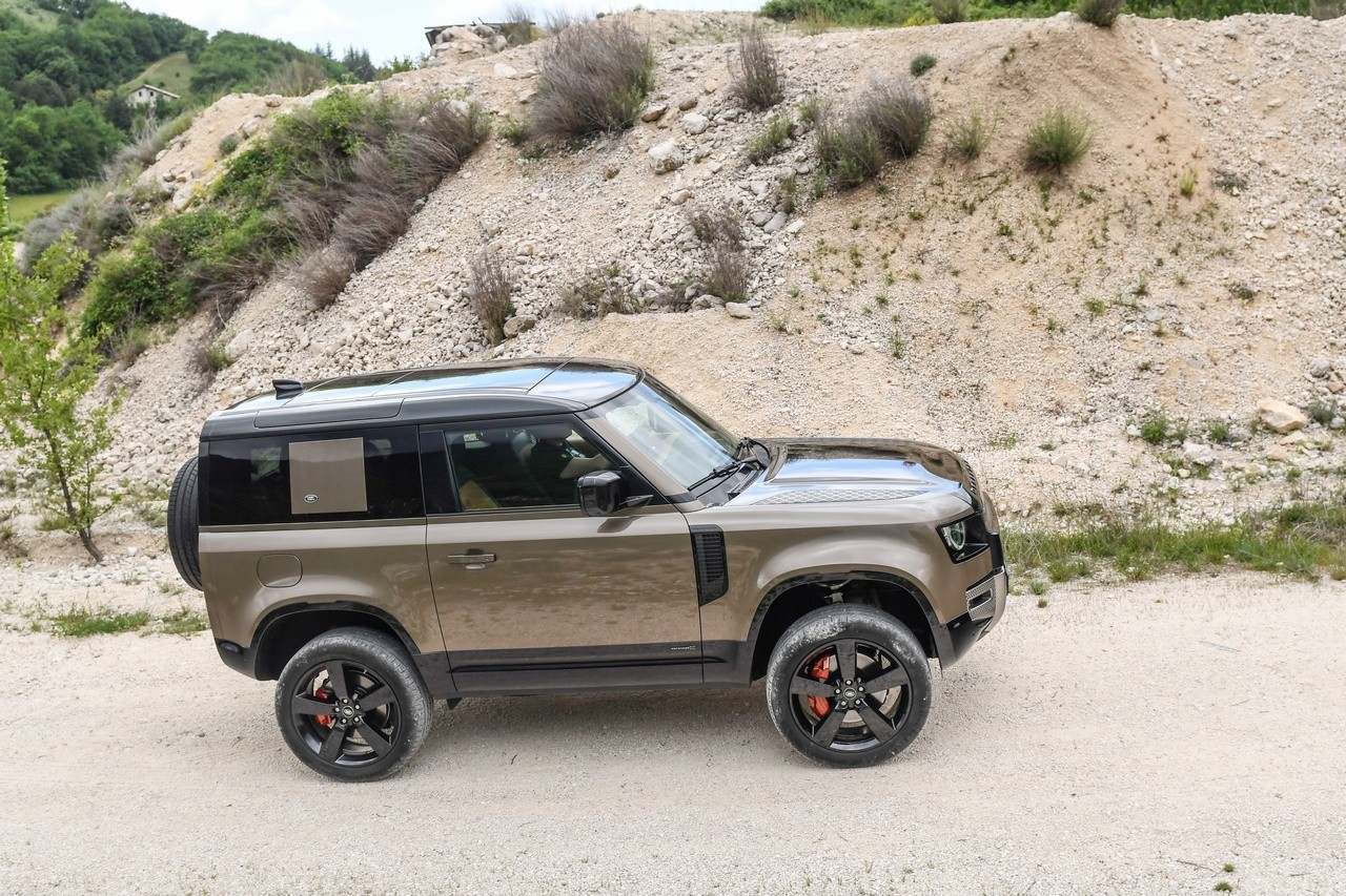 Land Rover Defender 90 P400 MHEV: la prova su strada e in off-road