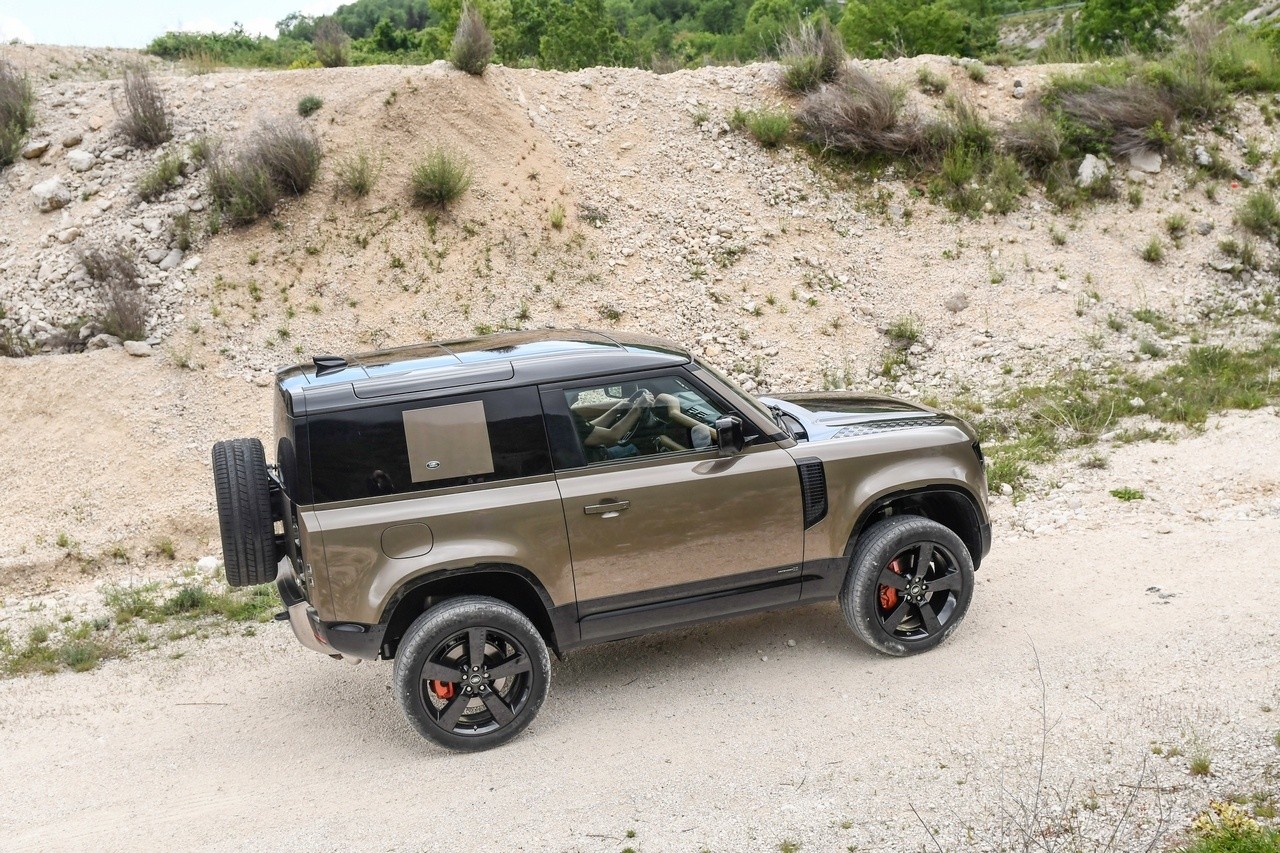 Land Rover Defender 90 P400 MHEV: la prova su strada e in off-road