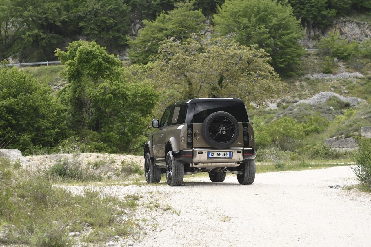 Land Rover Defender 90 P400 MHEV: la prova su strada e in off-road