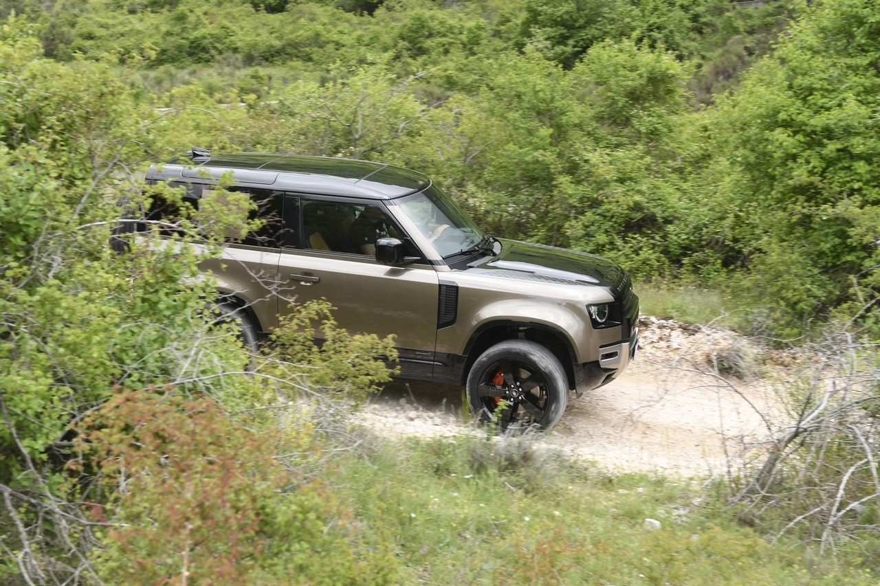 Land Rover Defender 90 P400 MHEV: la prova su strada e in off-road