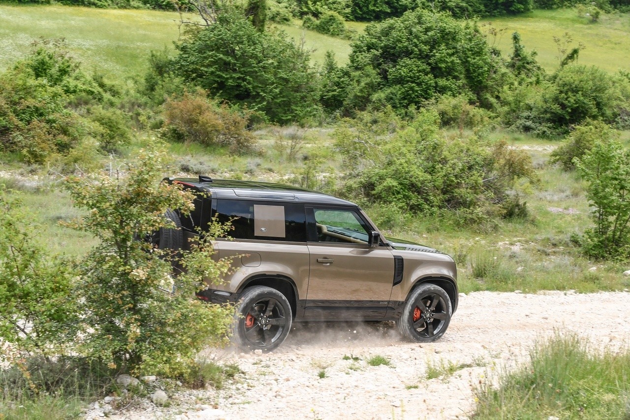 Land Rover Defender 90 P400 MHEV: la prova su strada e in off-road