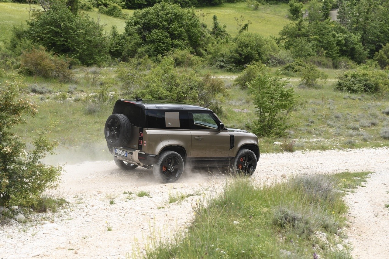 Land Rover Defender 90 P400 MHEV: la prova su strada e in off-road